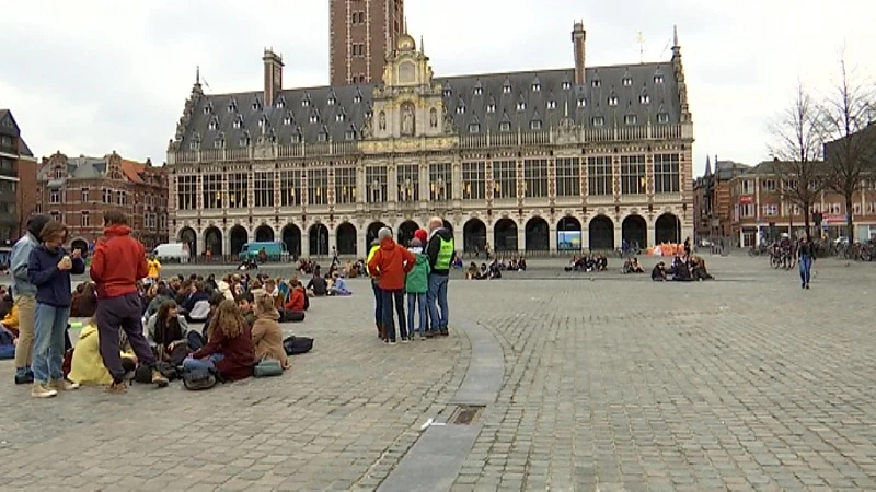 100-tal jongeren houden zitstaking op Ladeuzeplein voor beter klimaatbeleid