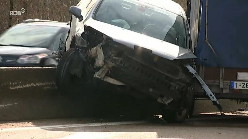 Auto belandt met aanhangwagen op vangrail E314 in Rotselaar