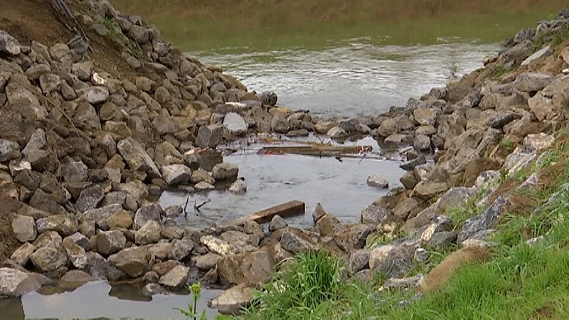 Vandalisme in Tremelo stopt niet: stenen en paaltjes in rivier gegooid onder Laakbrug