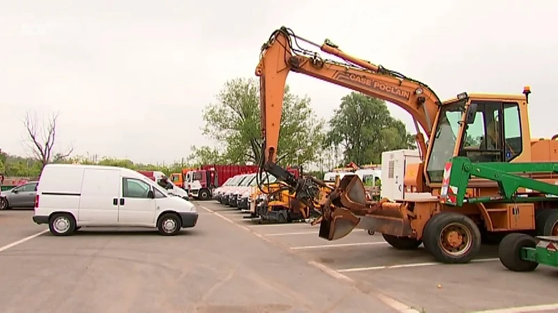 Van heftrucks tot vuilniswagens: stad verkoopt afgedankte voertuigen