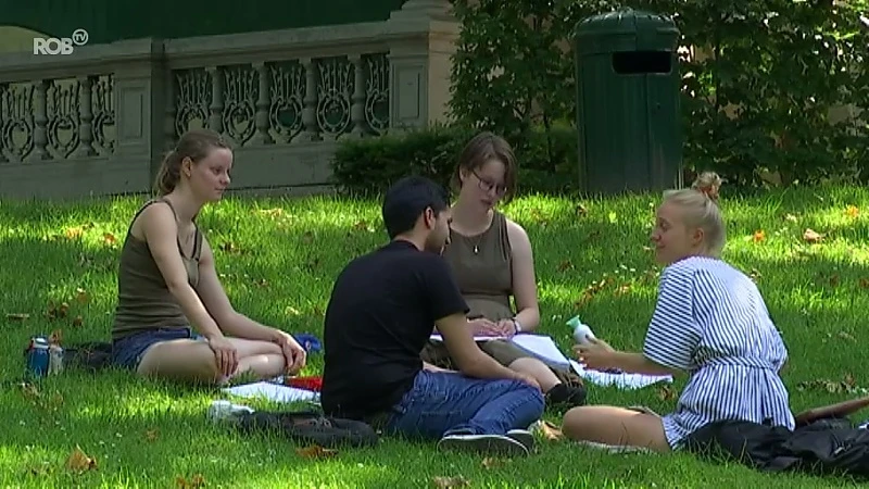 Studenten trekken naar Leuvens stadspark om te blokken in de zon