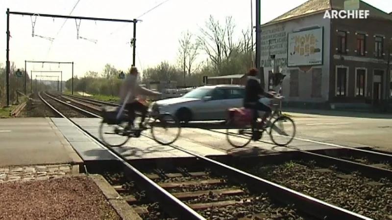 Spooroverweg in Zichem uren afgesloten nadat man onder trein terechtkomt