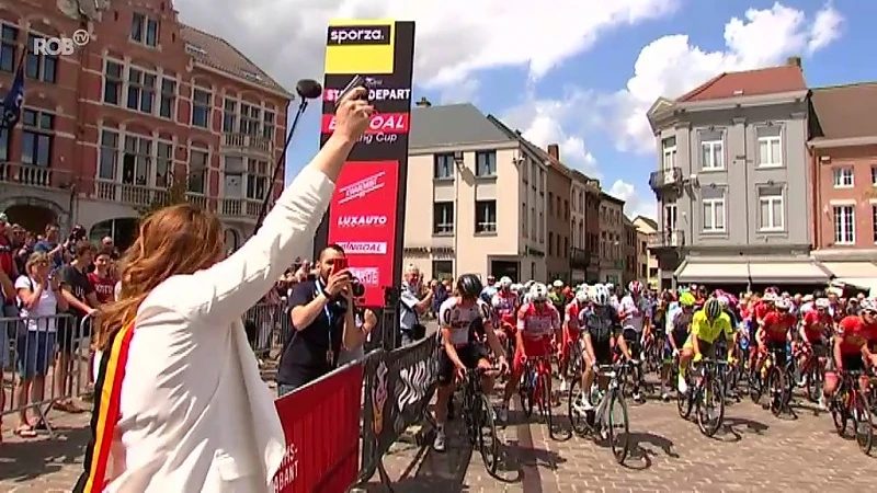 Wielerfans willen glimp opvangen van hun helden aan de start van Dwars door het Hageland