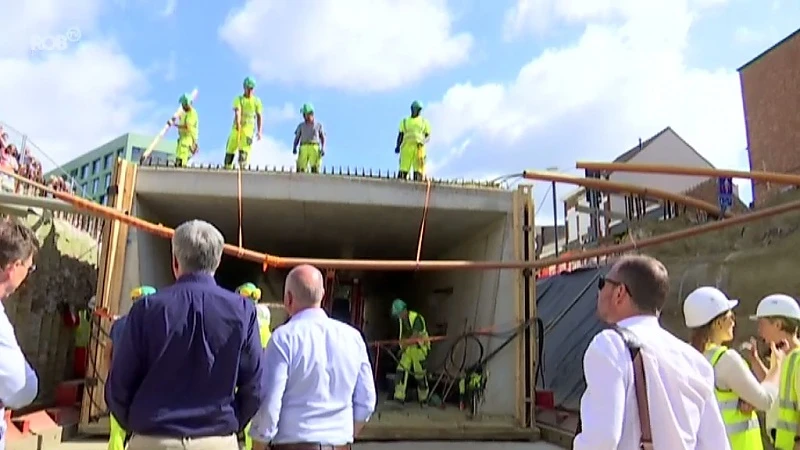 Millimeterwerk: fietstunnel onder Tiensesteenweg geschoven in Leuven