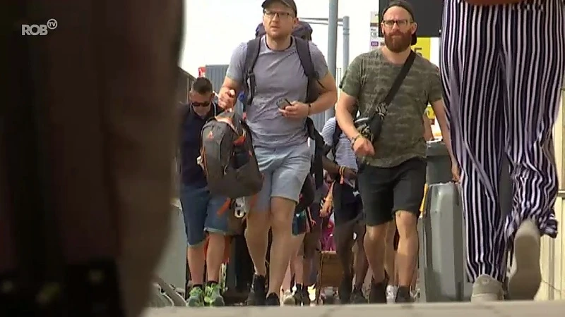 Festivalgangers pendelen moe maar voldaan naar huis aan het station in Leuven