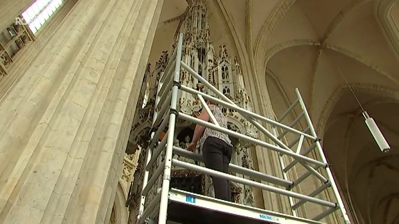 Elf meter hoge sacramentstoren in Leuvense Sint-Pieterskerk gerestaureerd
