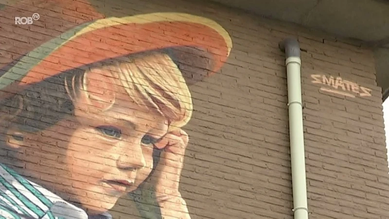 Meisje met koffer en jongen met roos fleuren Leuvense Pieter Nollekensstraat op