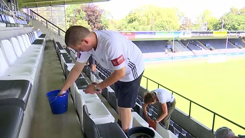 Supporters OHL geven stadion een flinke beurt