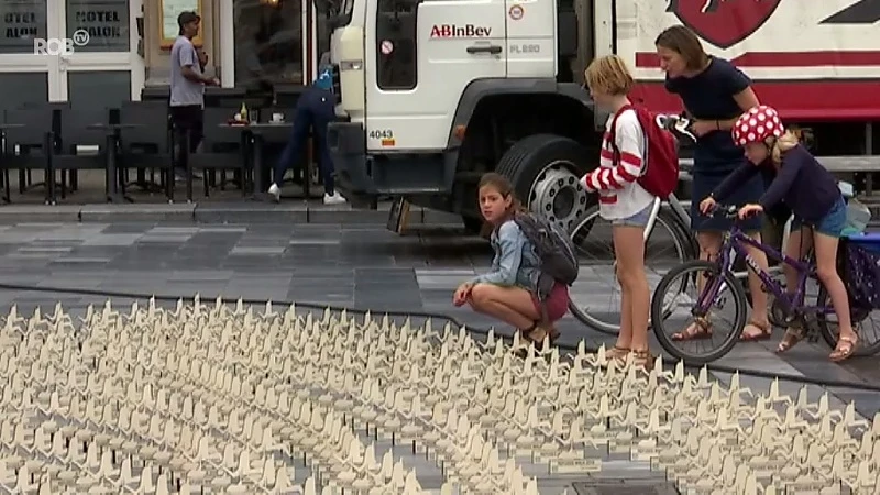 Vluchtelingenwerk Vlaanderen zet 900 beeldjes op Martelarenplein in Leuven