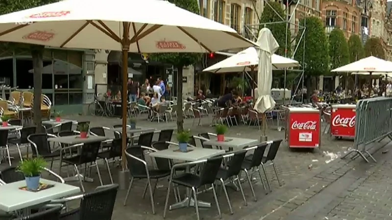 20 mensen gaan met elkaar op de vuist op Oude Markt in Leuven, politie onderzoekt camerabeelden