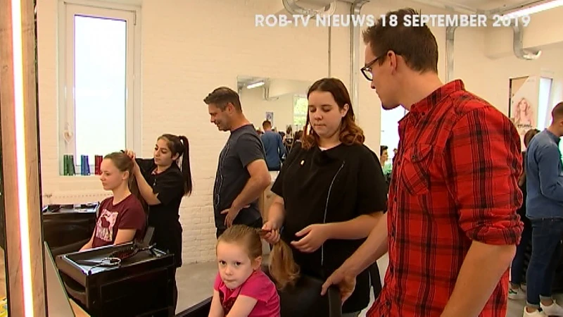 16 papa's staan onder zware druk wanneer ze iets volledig nieuw leren: het haar van hun dochter doen