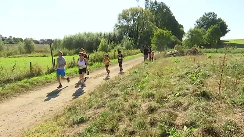 Holle wegen en een stralende zon in Hoegaarden lokken 800 lopers bij holle wegenjogging