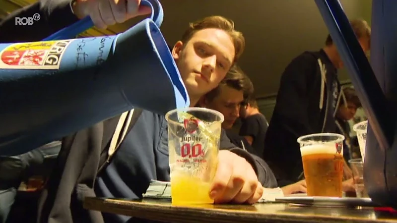 70 nuchtere studenten en 4 vaten alcoholvrij bier: dit was de eerste 0.0 cantus in Leuven