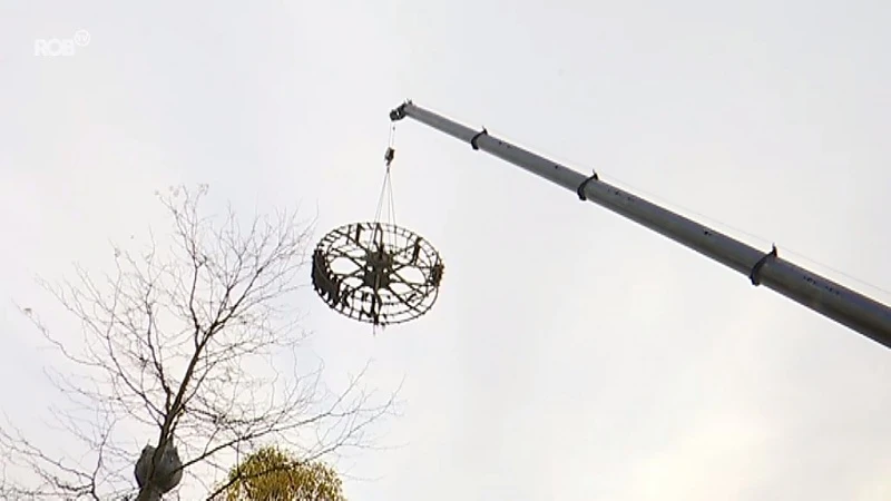 Grote kraan haalt bekende watermolen van Arenberg-kasteel over gebouw voor renovatie