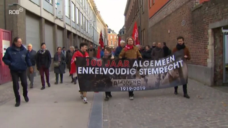 Sp.a herdenkt 100 jaar enkelvoudig stemrecht met optocht in Leuven