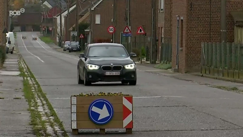 Bloembakken die verkeer net onveiliger maken, duiken opnieuw op in Oplinterse Sint-Hubertusstraat