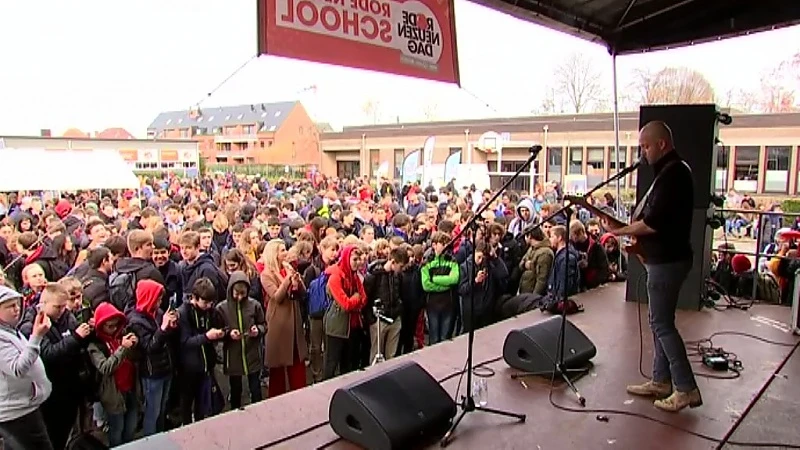 Stan Van Samang verrast leerlingen Damiaaninstituut met optreden tijdens Rode Neuzen Dag