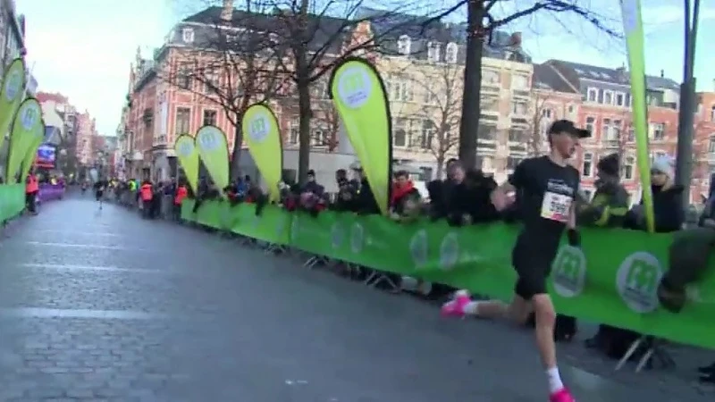 Aankomst van de 4 kilometer bij de mannen en de vrouwen