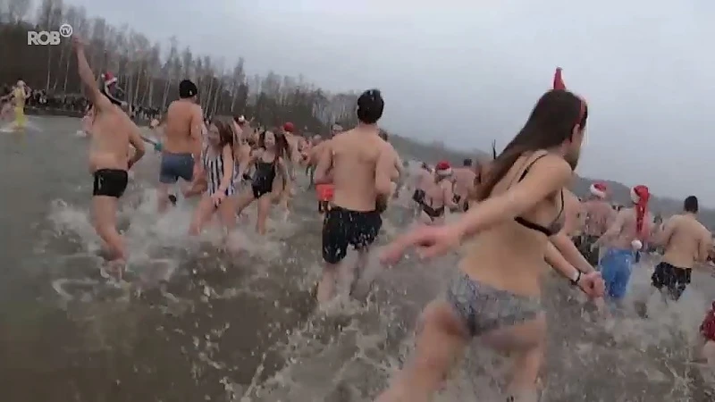 300 ijsberen op de oudejaarsduik aan het meer van Rotselaar