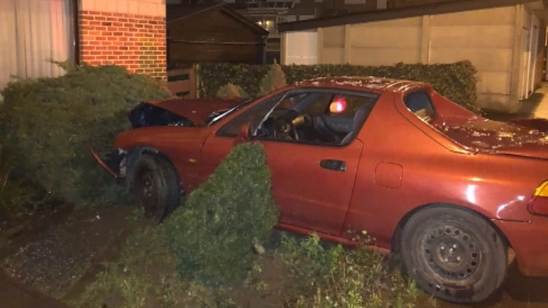 Auto belandt aan hoge snelheid in de voortuin van een huis in Kessel-Lo