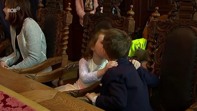 Willem (5) en Nienke (5) 'trouwen' op Valentijn: "Ik hou van zijn haar. En ik van haar kleren."