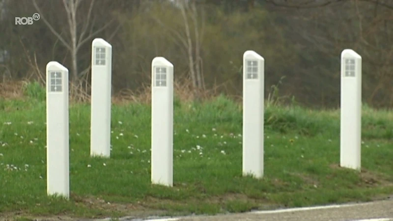 50 paaltjes in berm in Veltem-Beisem moeten wildparkeerders tegenhouden