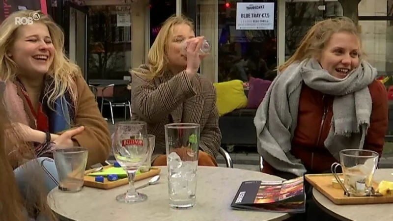Eerste lentezonnetje lokt studenten naar Oude Markt
