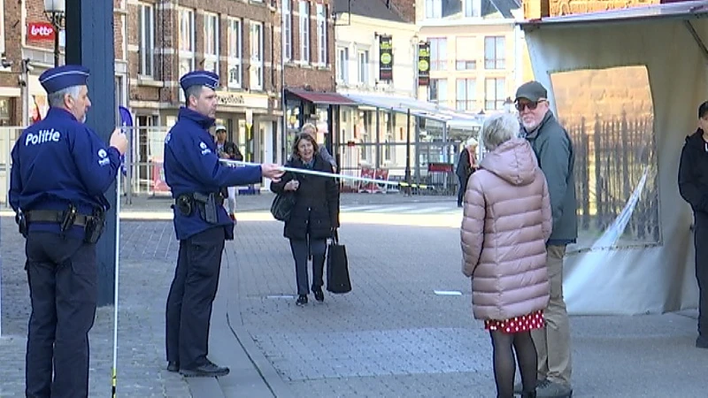 Opvallend: politieagenten controleren met stok of mensen genoeg afstand houden op markt in Diest