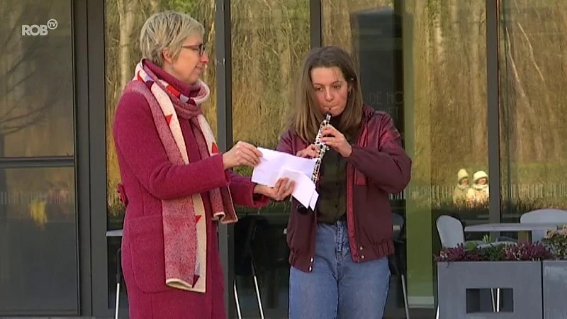 Hartverwarmend: buurtbewoners brengen concertje voor bewoners Wijgmaalbroek