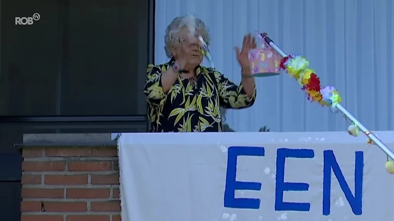 Heerlijk: lange stok om paaseitjes in rusthuis Populierenhof in Leuven tot op balkons te brengen
