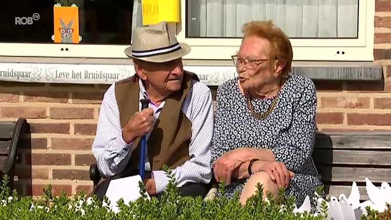 Ontroerend: familie viert koppel dat 70 jaar getrouwd is vanop straat