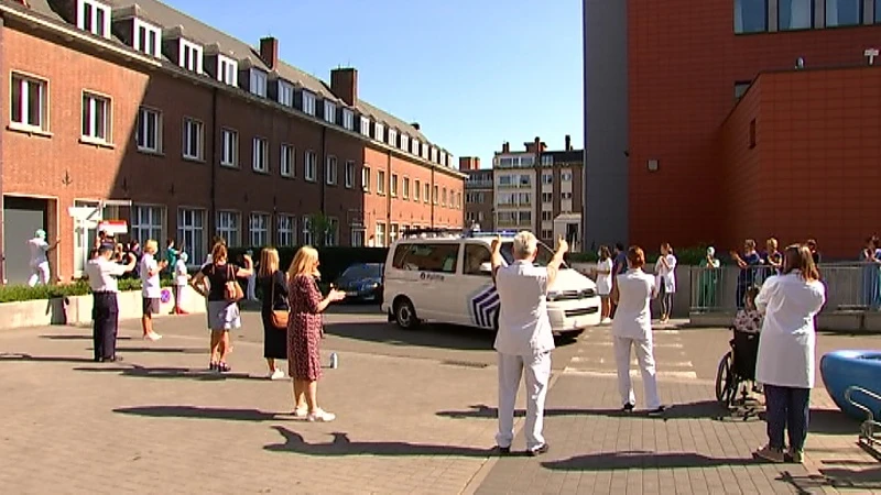 Leuvense politie verrast ziekenhuizen en woonzorgcentra met hartverwarmend applaus