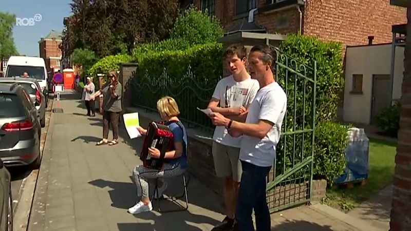 Hoofdafbeelding voor artikel Bewoners Leo Dartelaan zingen…