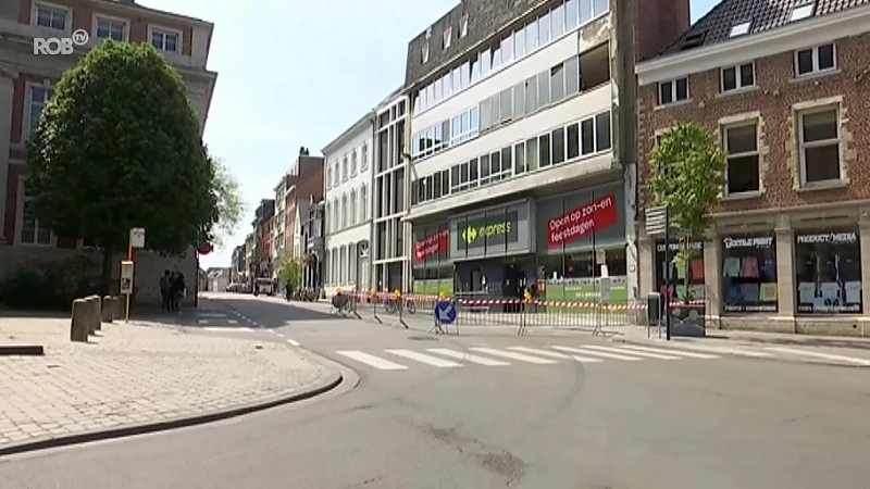 Tegels vallen van appartementsgebouw in Naamsestraat: Politie Leuven sluit straat tijdelijk af