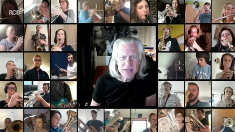 Zanger Guy Swinnen en de Koninklijke Fanfare Sint-Hubertus Schaffen maken samen muziek vanuit hun kot