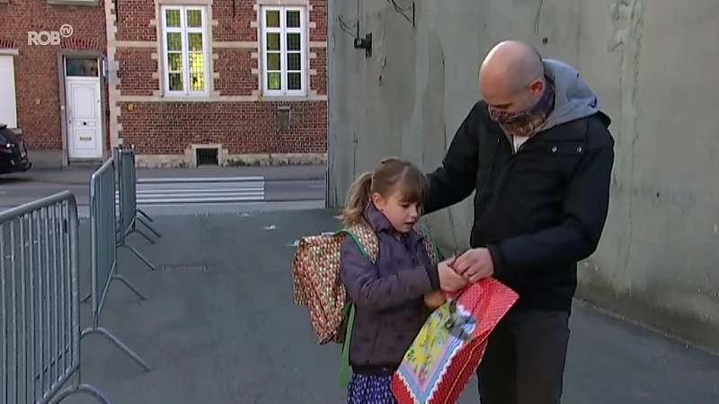 Ook ouders weer aan de schoolpoort: "Eerste keer dat ik hier met een mondmasker sta"