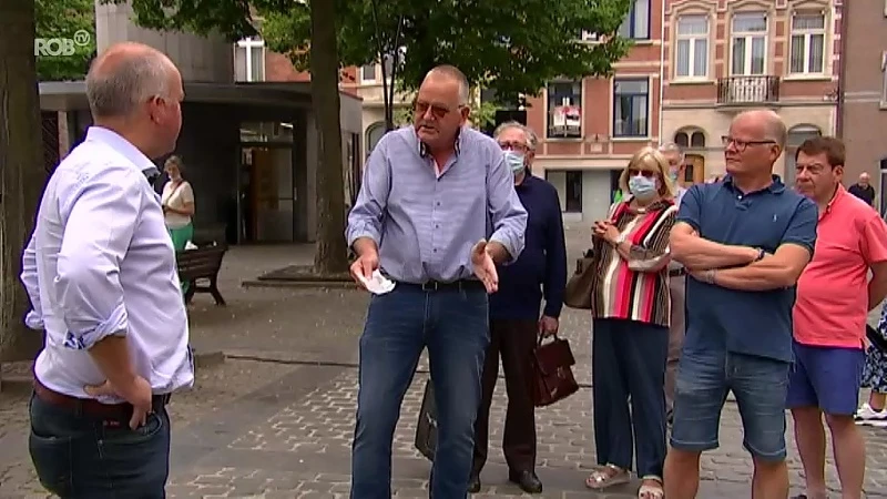 Leuvense vrijdagmarkt herstart met voedingskramen, andere marktkramers boos