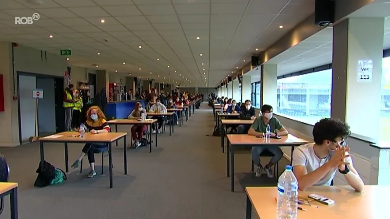 Nog spannender dan een voetbalmatch? 100 studenten leggen examen af in stadion van OHL