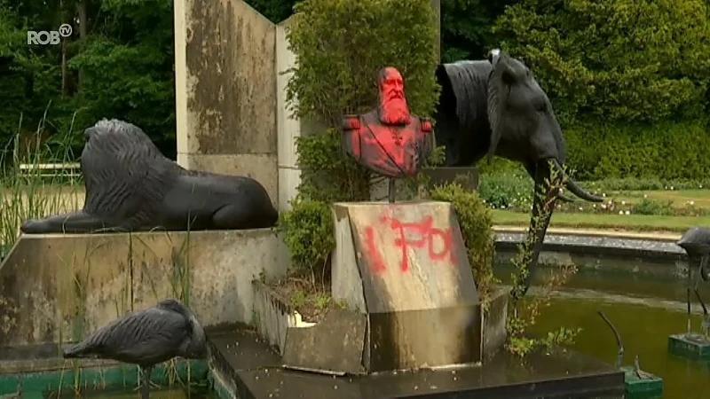 Standbeeld Leopold II in tuin van Afrikamuseum Tervuren beklad met rode verf