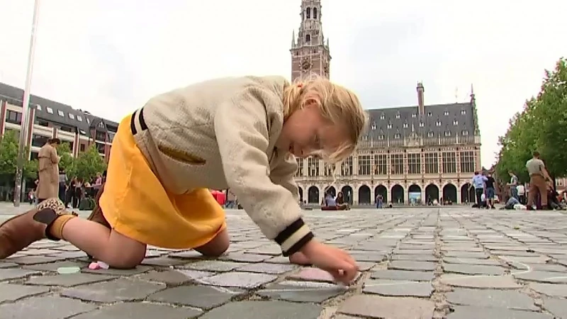 Krijttekeningen tegen racisme op het Ladeuzeplein: "Jouw en mijn bloed zijn hetzelfde..."