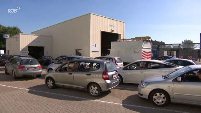 Druk bij autokeuringscentrum in Rotselaar: uren aanschuiven in de hitte