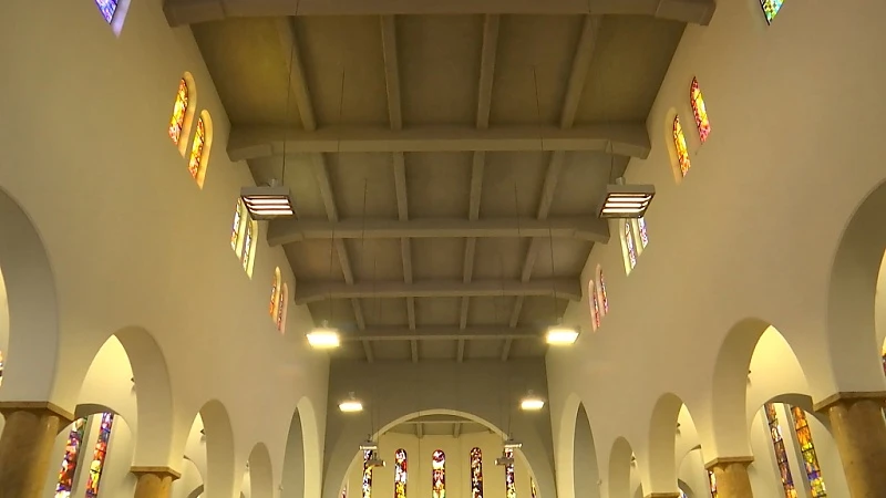 Leerlingen VIA Tienen vieren proclamatie in Heilig Hartkerk, ouders volgen thuis via livestream