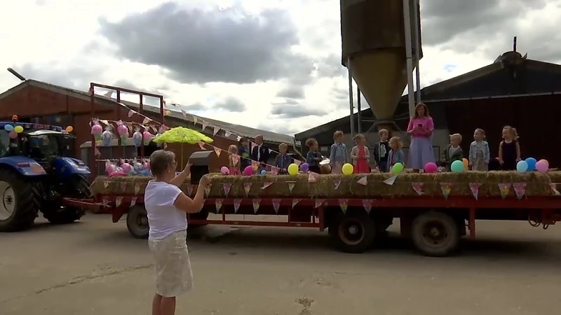 Kleuters in Melkwezer vieren laatste schooldag met traktorrit langs mama's en papa's