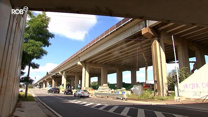 Auto's en fietsers worden nat en vuil door werken aan viaduct E314 in WIlsele