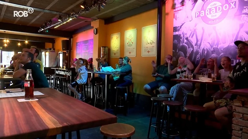OHL-supporters volgen match in café Paradox: "Je moet ze nog altijd hart onder de riem steken"