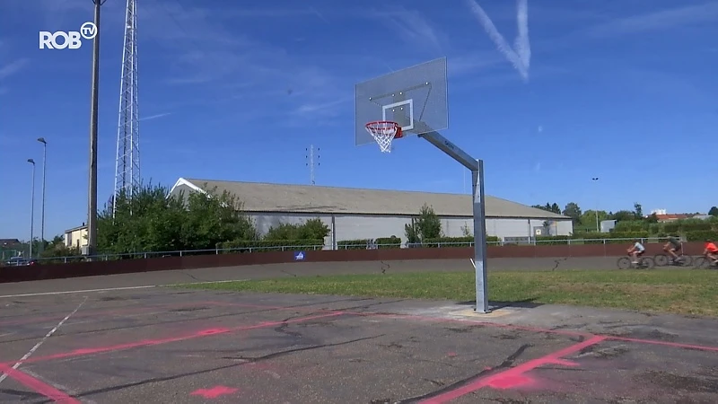 Nieuwe basketbalringen op het pleintje van sportcentrum Houtemveld in Tienen.