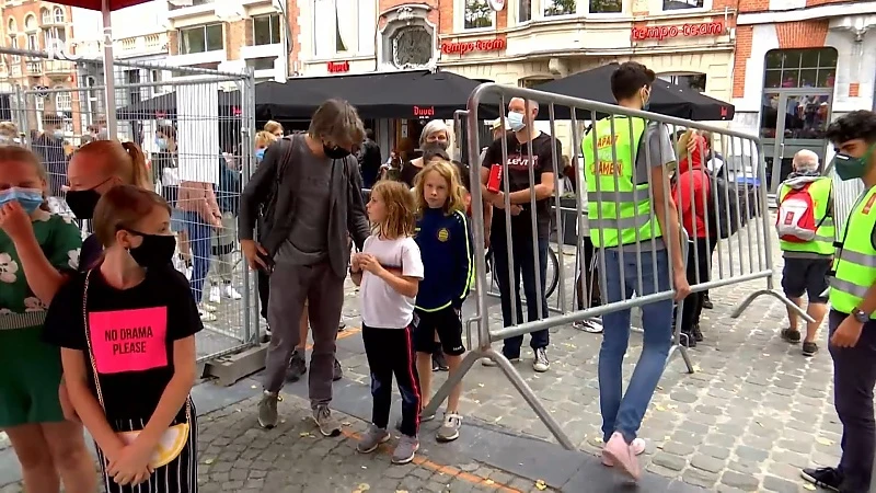 LIVE: Ongezien! Meer dan een uur aanschuiven om Leuven kermis op te geraken