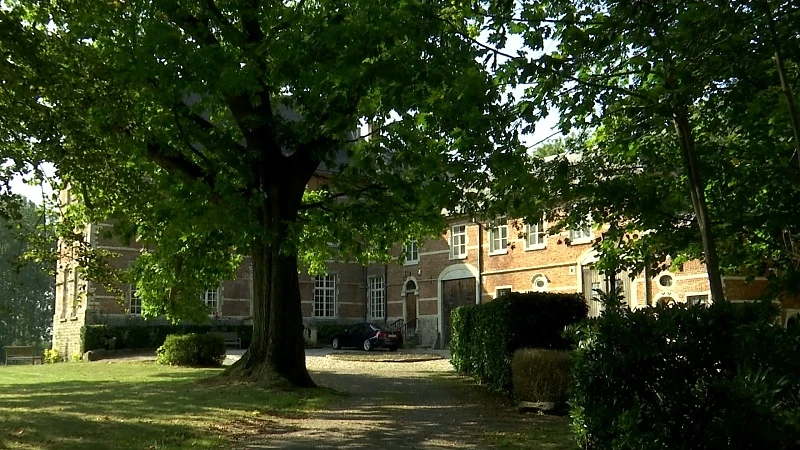 Domein rond kasteel van Neerlinter gerenoveerd: historische poorten en boomgaard krijgen opknapbeurt