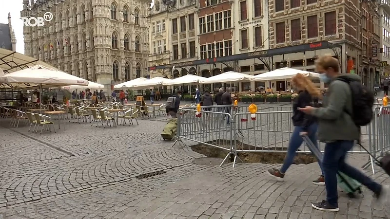 Groot zinkgat op Grote Markt in Leuven