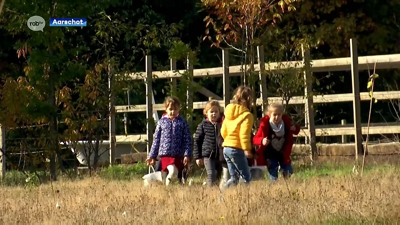 Leerlingen De Knipoog steken eekhoorntjesgewijs eikels in de grond voor nieuwe bomen